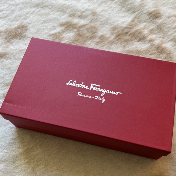 Ferragamo patent bow heels - Picture 6 of 9